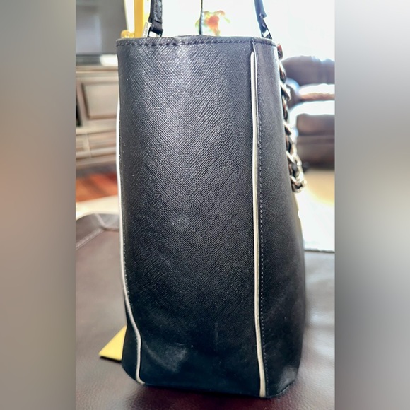 Michael Kors Black Tote in Saffiano Leather with Silver Chain. Great condition! - Picture 7 of 11